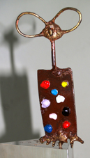 Oiseau debout sans ses ailes.